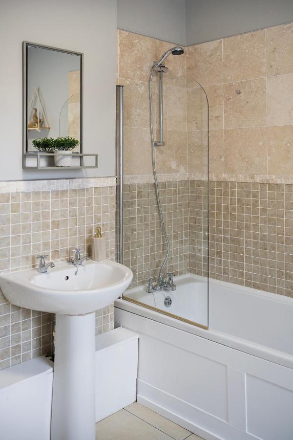 1 Bed House, Free Parking, 15 Minutes From Cheltenham Races Gloucester Bagian luar foto