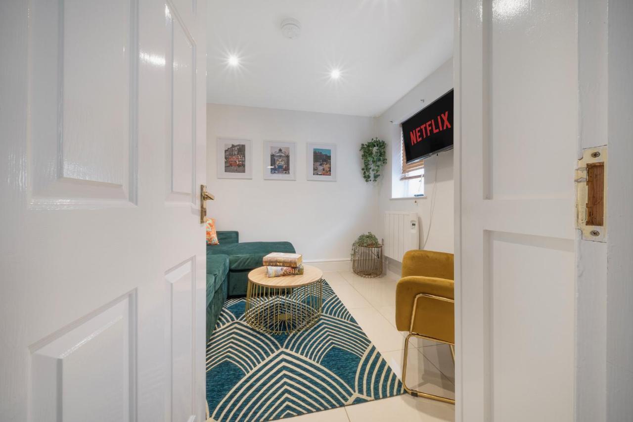 1 Bed House, Free Parking, 15 Minutes From Cheltenham Races Gloucester Bagian luar foto