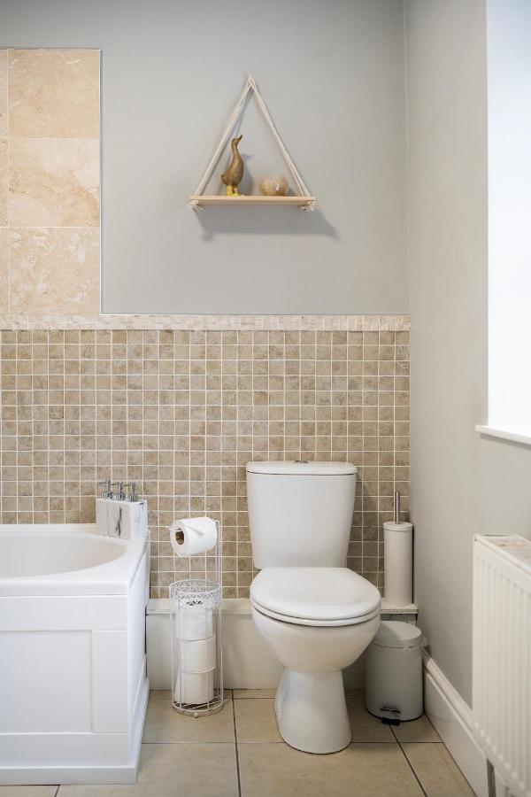 1 Bed House, Free Parking, 15 Minutes From Cheltenham Races Gloucester Bagian luar foto