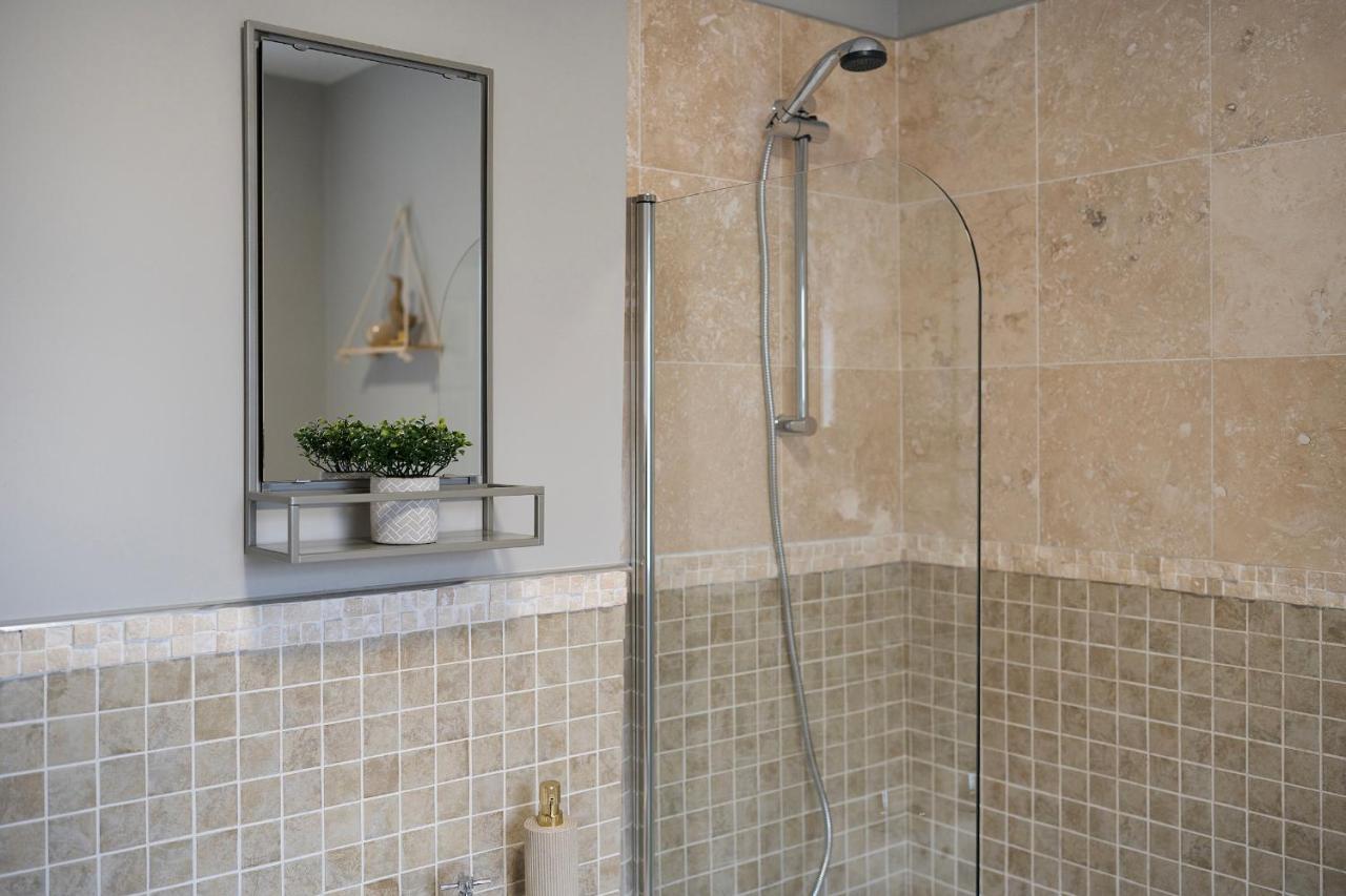 1 Bed House, Free Parking, 15 Minutes From Cheltenham Races Gloucester Bagian luar foto