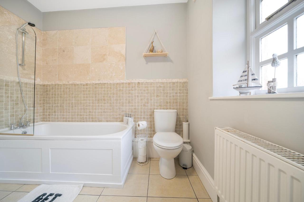 1 Bed House, Free Parking, 15 Minutes From Cheltenham Races Gloucester Bagian luar foto